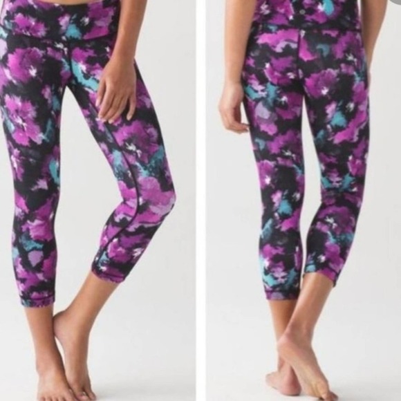 LULULEMON Wunder Under Crop III Midnight Bloom Black Deep Fuschia Size 4 EUC - Picture 2 of 8